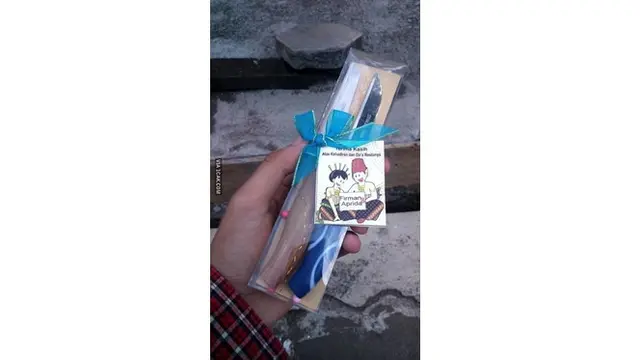 6 Hadiah Pernikahan Ini Nyeleneh Banget, Bikin Tepuk Jidat