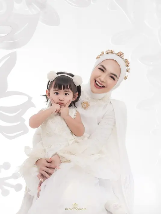 Sang putri, Moana, tak mau kalah dengan sang ibu. Ia terlihat manis dengan gaun brukat sleeveles dan bando putih [@fdphotography90]