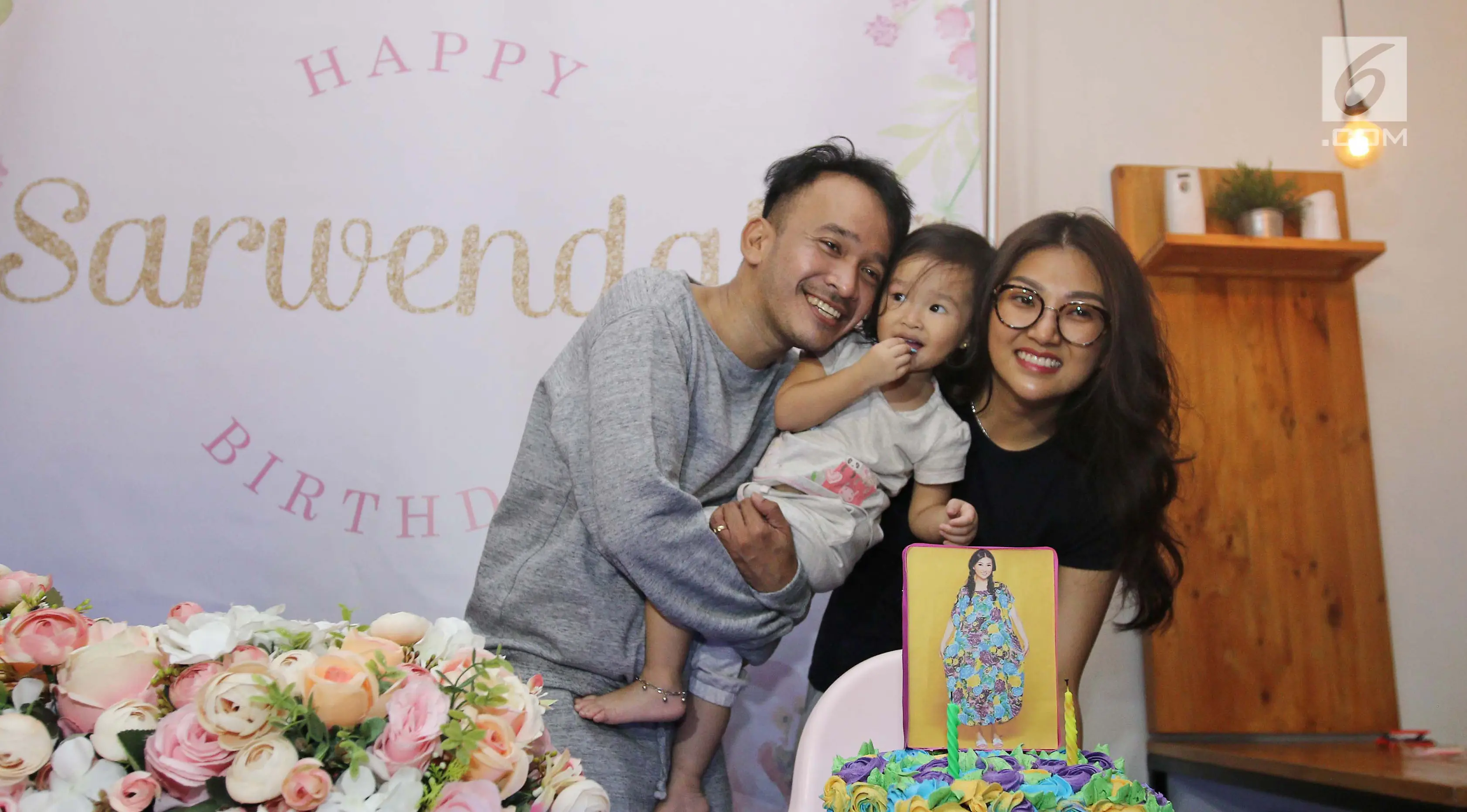 Ruben Onsu dan sang istri, Sarwendah serta putri mereka, Thalia disela perayaan ulang tahun di kawasan Pejaten, Jakarta, Selasa (29/8). (Liputan6.com/Herman Zakharia)