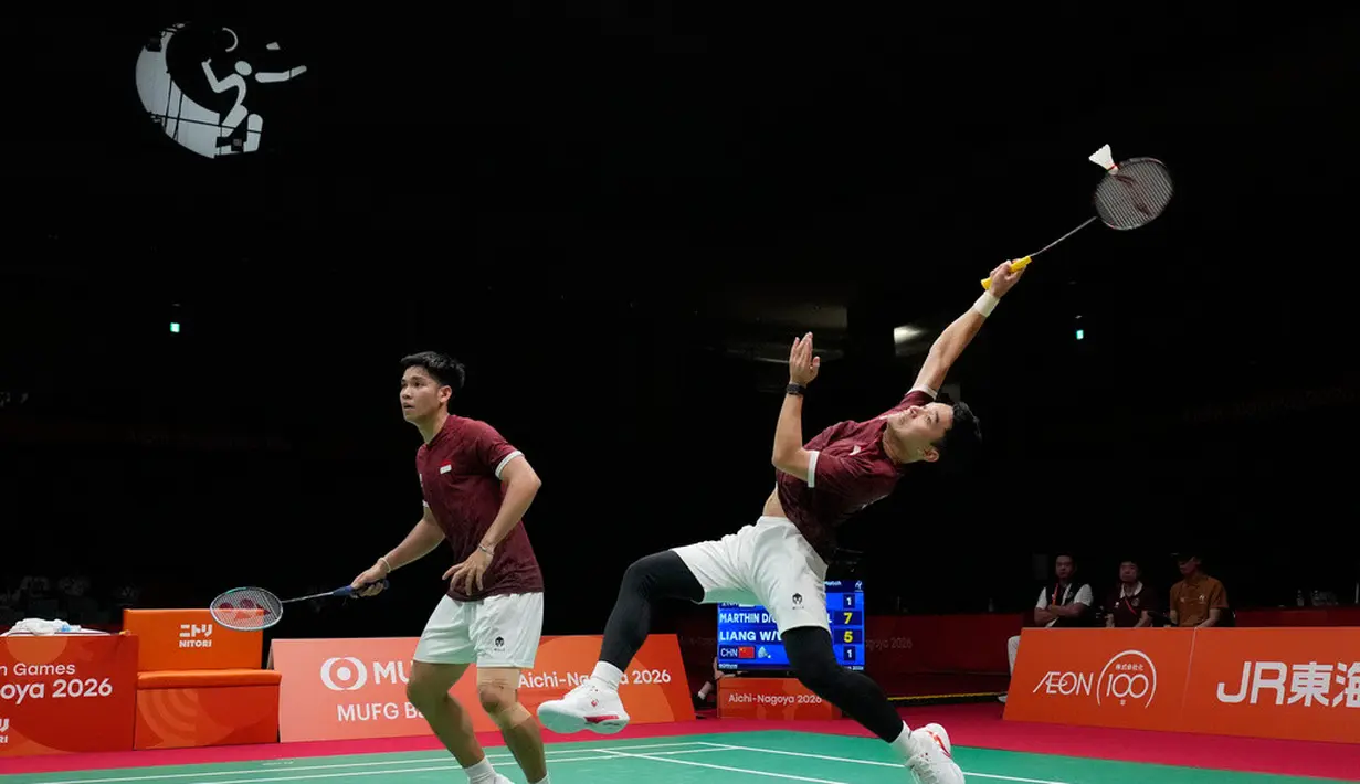 Indonesia's Leo Rolly Carnando, right, and Daniel Marthin play a return against China's Liang Weikeng and Wang Chang during their men's doubles badminton final match at the Asian Games in Ichinomiya, Japan, Tuesday, Sept. 29, 2026. (AP Photo/Dita Alangkara)
