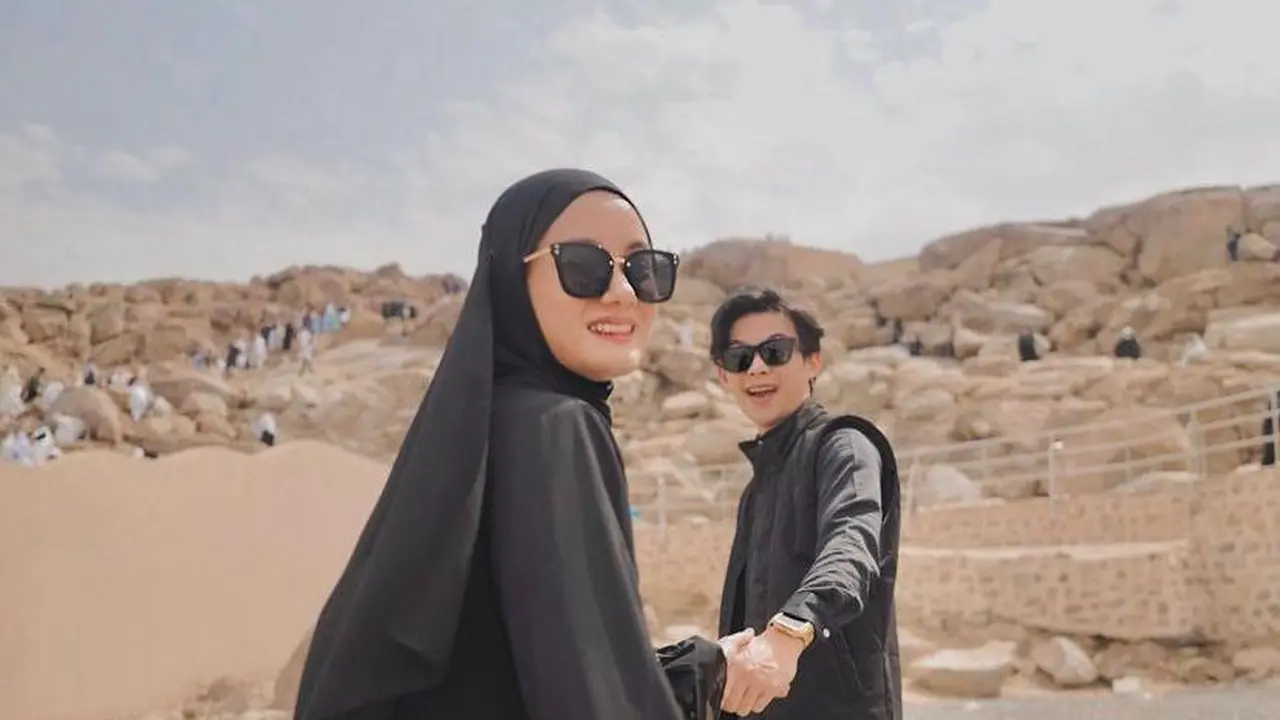 7 Potret Gaya Kompak Rey Mbayang dan Dinda Hauw saat Umrah Bareng Buah Hati