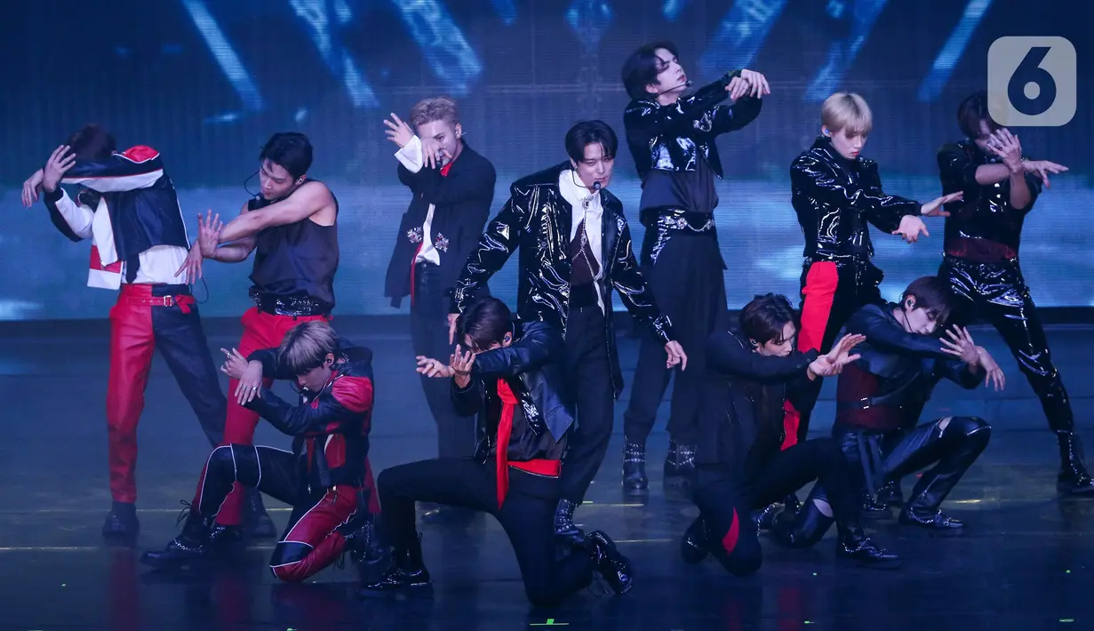 Penampilan grup vokal asal Korea Selatan, The Boyz dalam konser yangbertajuk The Boyz 2nd World Tour: Zeneration in Jakarta di Beach City International Stadium, Ancol, Jakarta, Sabtu (29/7/2023). (Liputan6.com/Herman Zakharia)