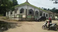 Masjid Baitul Mukminin yang berada di Kampung Karoyak, Desa Panjang Jaya, Kecamatan Mandalawangi, Kabupaten Pandeglang, Banten. (Liputan6.com/Yandhi Deslatama)