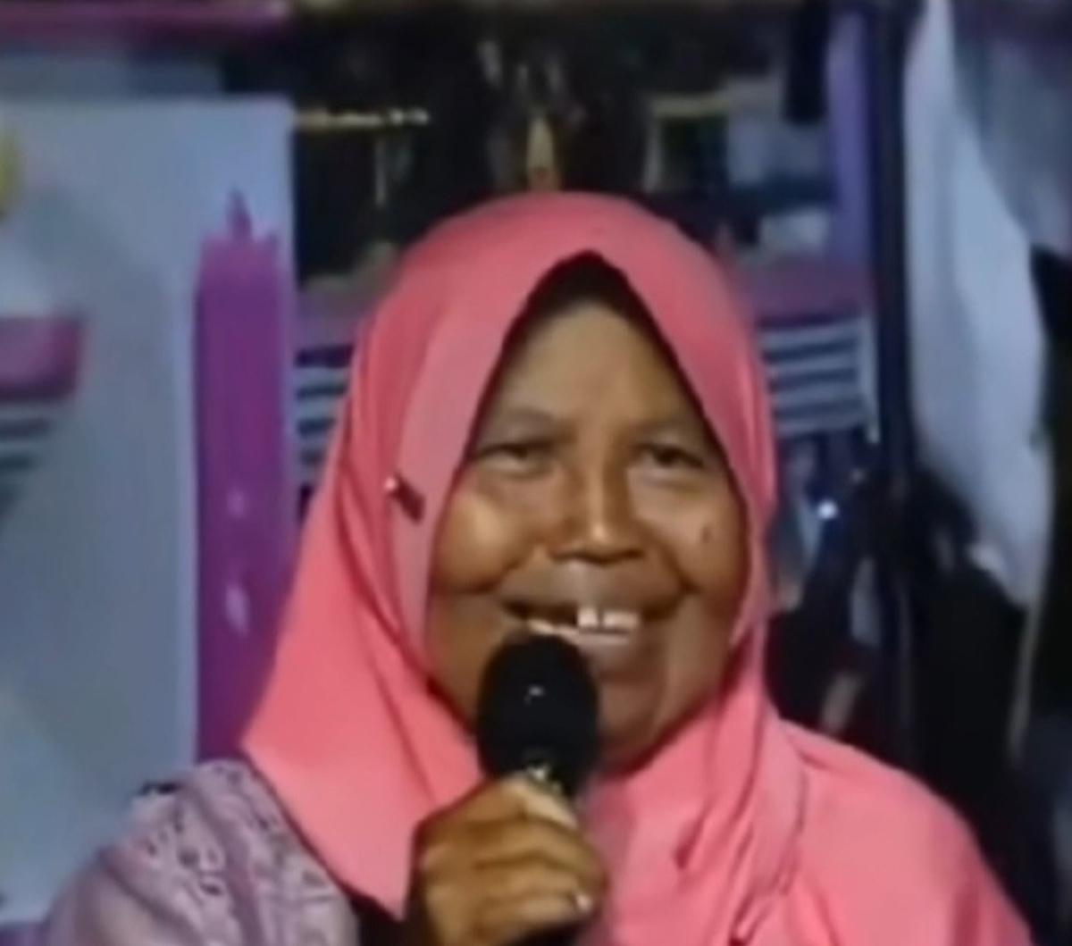 "Nggak bisa, karena Mbokke (ibu) sudah tua. Tanya Mbokke dulu. Mbokke sudah tua 90 tahun," terang Bu Surip dalam bahasa Jawa.