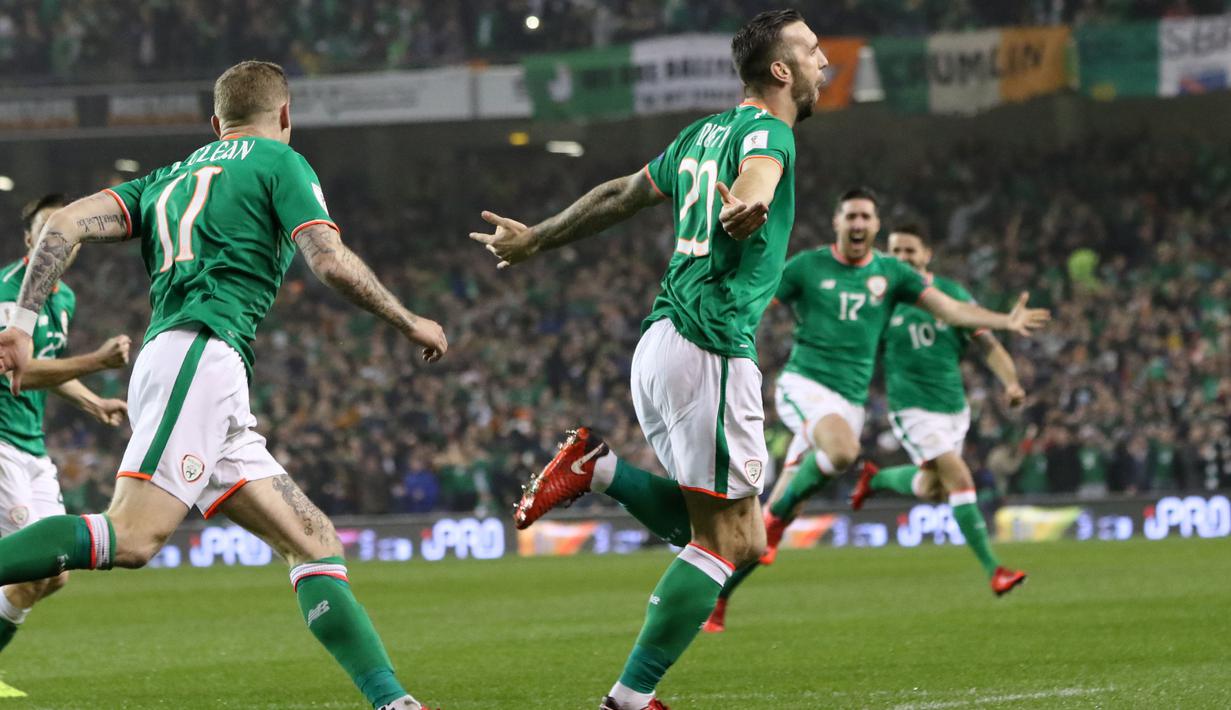 Para pemain Irelandia merayakan gol cepat Shane Duffy (tengah) ke gawang Denmark pada laga leg kedua kualifikasi Piala Dunia 2018 di Aviva Stadium, Dublin, (14/11/2017). Denmark menang 5-1. (AFP/Paul Faith)