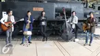 Personel Band D'Masiv berpose usai syuting video klip terbarunya di Museum Transportasi, Taman Mini Indonesia Indah (TMII), Jakarta Timur, Senin (14/11). Band D'Masiv membuat video klip dengan single yang berjudul Melodi. (Liputan6.com/Herman Zakharia)