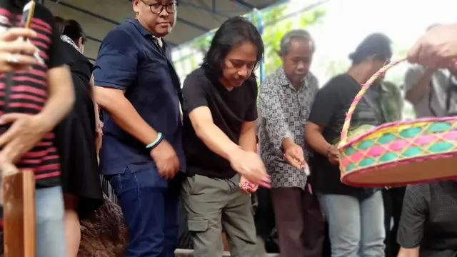 Dewa Budjana mengiringi proses pemakaman Djaduk Ferianto. (Foto: Wisnu Wardhana)