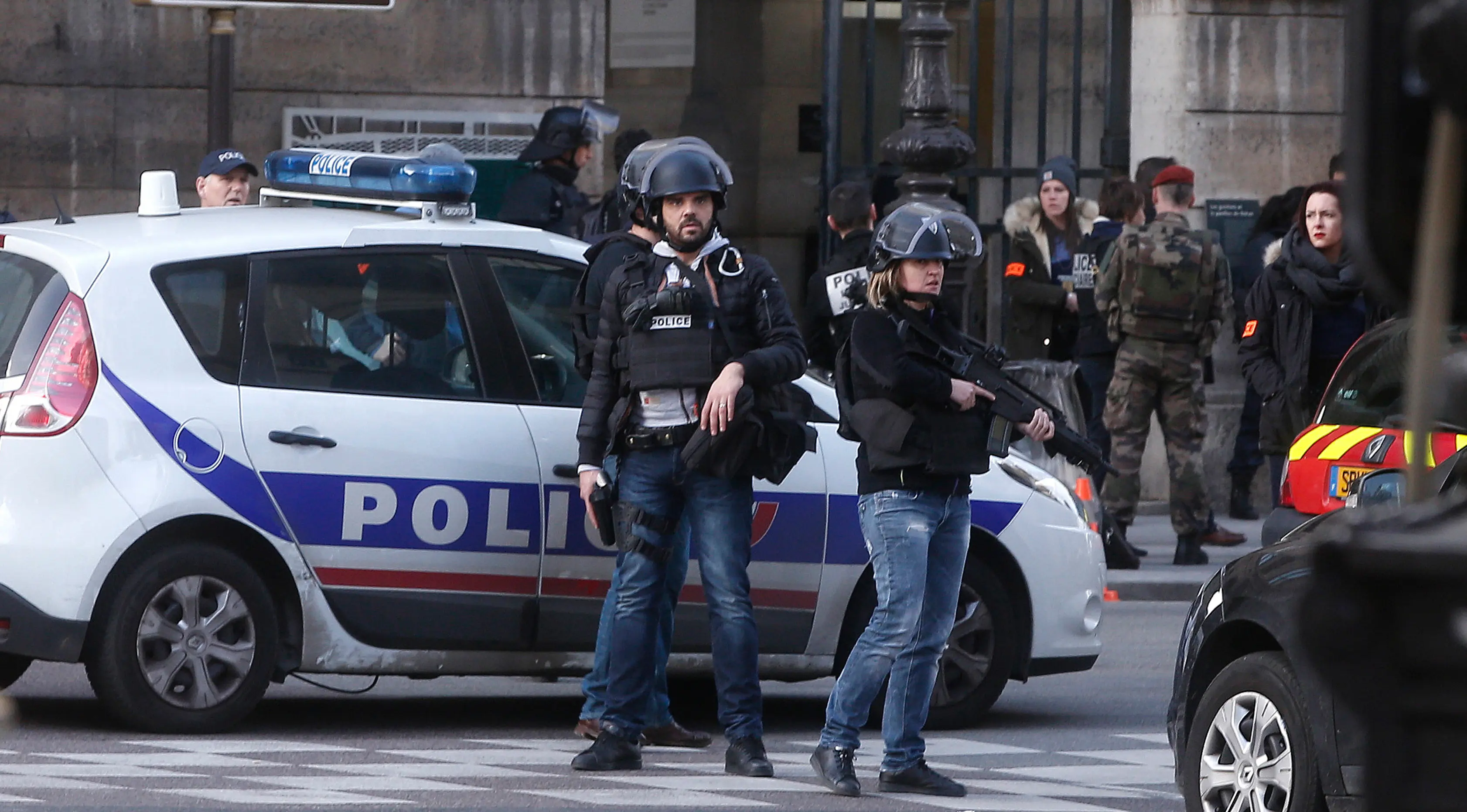 Petugas berjaga-jaga di sekitar Museum Louvre, Perancis, Jumat (3/2). Seorang pria dilaporkan berupaya menyerang seorang tentara Prancis di dekat galeri seni terkenal di Paris, Le Louvre.(AP Photo/Thibault Camus)