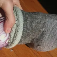 Ternyata bawang merah punya kegunaan kalau disisipkan di kaus kaki.