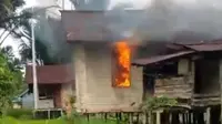 Kelompok Kriminal Bersenjata (KBB) Kodap XVI Yahukimo pimpinan Elkius Kobak membakar rumah dan menembak warga di Asmat. (Liputan6.com/ Satgas Damai Cartenz)