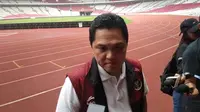 Ketua umum PSSI, Erick Thohir saat ditemui awak media di Stadion Gelora Bung Karno, Jakarta, Jumat (19/5/2023) siang WIB. (Bola.com/Hery Kurniawan)