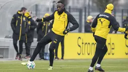 Aksi Usain Bolt mengontrol bola saat latihan bersama Borussia Dortmund Dortmund di Dortmund, Jerman, (23/3/2018). Bolt pensiun dari dunia atletik usai Kejuaraan Dunia 2017. (Guido Kirchner/dpa via AP)