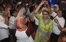 Akrabnya Menlu Retno & para TKI, joget bareng diiringi musik dangdut