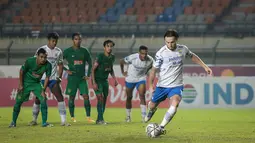 Pemain termahal Liga 1 tersebut juga mampu memberikan gol penyeimbang 1-1 lewat tendangan penalti setelah rekannya, Arsan Makarim dilanggar oleh Bek PSS, Syaiful Ramadhan di kotak terlarang. Sayangnya, Klok dan kolega menjadi kontestan pertama yang harus angkat koper dari fase grup Piala Presiden 2022 usai kalah di babak penalti dengan skor 2-4. (Bola.com/Bagaskara Lazuardi)