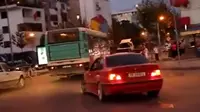 Pengendara BMW Ini Ngedrift di Perempatan Jalan