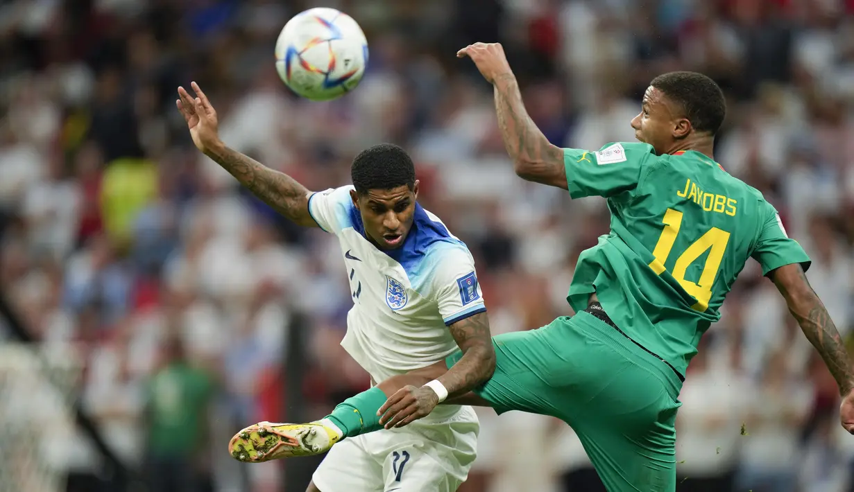 Penyerang Inggris Marcus Rashford dan bek Senegal Ismail Jakobs melakukan sundulan pada laga babak 16 besar Piala Dunia 2022 di Al Bayt Stadium, Senin (5/12/2022) dini hari WIB. Dengan hasil ini, Inggris pun dipastikan berhak lolos ke perempat final Piala Dunia 2022 untuk menantang Prancis, sang juara bertahan.  (AP Photo/Francisco Seco)