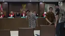 Terdakwa suap anggota DPRD Kalteng Edy Saputra Suradja, Willy Agung dan Teguh Dudy Syamsuri Zaldy (kiri ke kanan) saat sidang putusan di Pengadilan Tipikor, Jakarta, Rabu (13/3). Ketiganya dihukum 1 tahun 8 bulan penjara. (Liputan6.com/Helmi Fithriansyah)