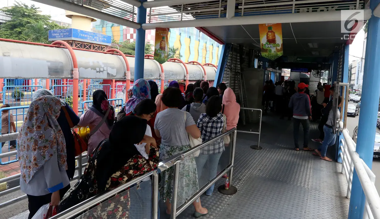 Calon penumpang menunggu bus Transjakarta di Halte Terminal Blok M, Jakarta, Senin (12/6). Sejumlah penumpang memilih bertahan di dalam halte. Mereka berharap moda transportasi tersebut segera beroperasi secara normal. (Liputan6.com/Johan Tallo)
