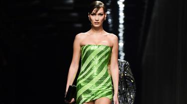 Model Bella Hadid berjalan di catwalk memeragakan busana Women Fall - Winter 2020 koleksi Versace di Milan, Italia (21/2/2020). Milan Fahsion Week berlangsung pada tanggal 18 Februari hingga 24 Februari. (AFP/Miguel Medina)