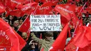 Fans Manchester United Mengucapkan Terima Kasih Kepada Sir Alex Ferguson. (AFP/Andrew Yates)