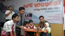 Pimpinan KPK, Laode M Syarif bermain Boardgames Antikorupsi bersama anak-anak SD di KPK, Jakarta, Jumat (15/4). Boardgames Antikorupsi merupakan inovasi terbaru dalam mengkampanyekan pemberantasan korupsi di Indonesia. (Liputan6.com/Helmi Afandi)