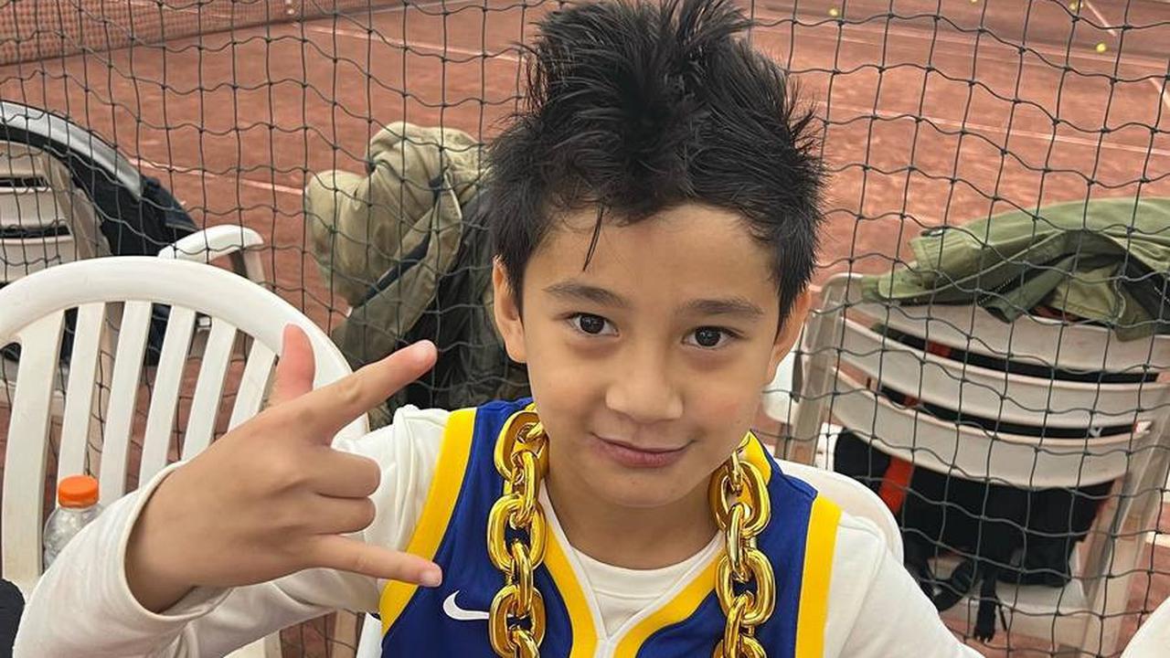 Komentar singkat Rossa disambut antusias oleh netizen, memperkuat ikatan positif di antara mereka dan menunjukkan dukungan untuk hubungan akrab Fadil Jaidi dengan duo keponakan.