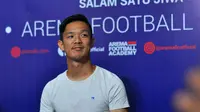 Takafumi Akahoshi saat diperkenalkan sebagai pemain baru Arema di kantor manajemen, Selasa (27/8/2019). (Bola.com/Iwan Setiawan)