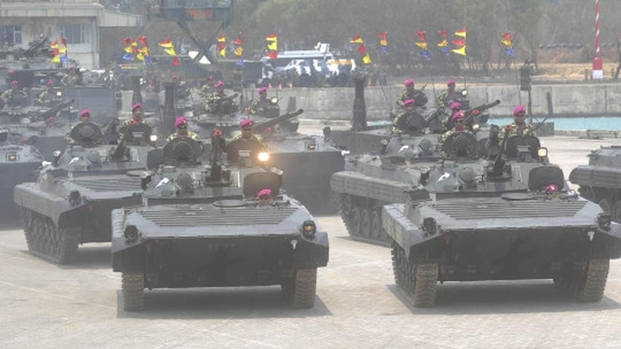 Menyaksikan ganasnya parade kendaraan tempur TNI
