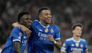 Kylian Mbappe dari Real Madrid, kanan, merayakan gol keempat timnya bersama rekan setimnya, Vinicius Junior, dalam pertandingan pembuka Liga Champions antara Olympiacos dan Real Madrid, di Pelabuhan Piraeus, dekat Athena, Yunani, Rabu, 26 November 2025. (Foto AP/Petros Giannakouris)
