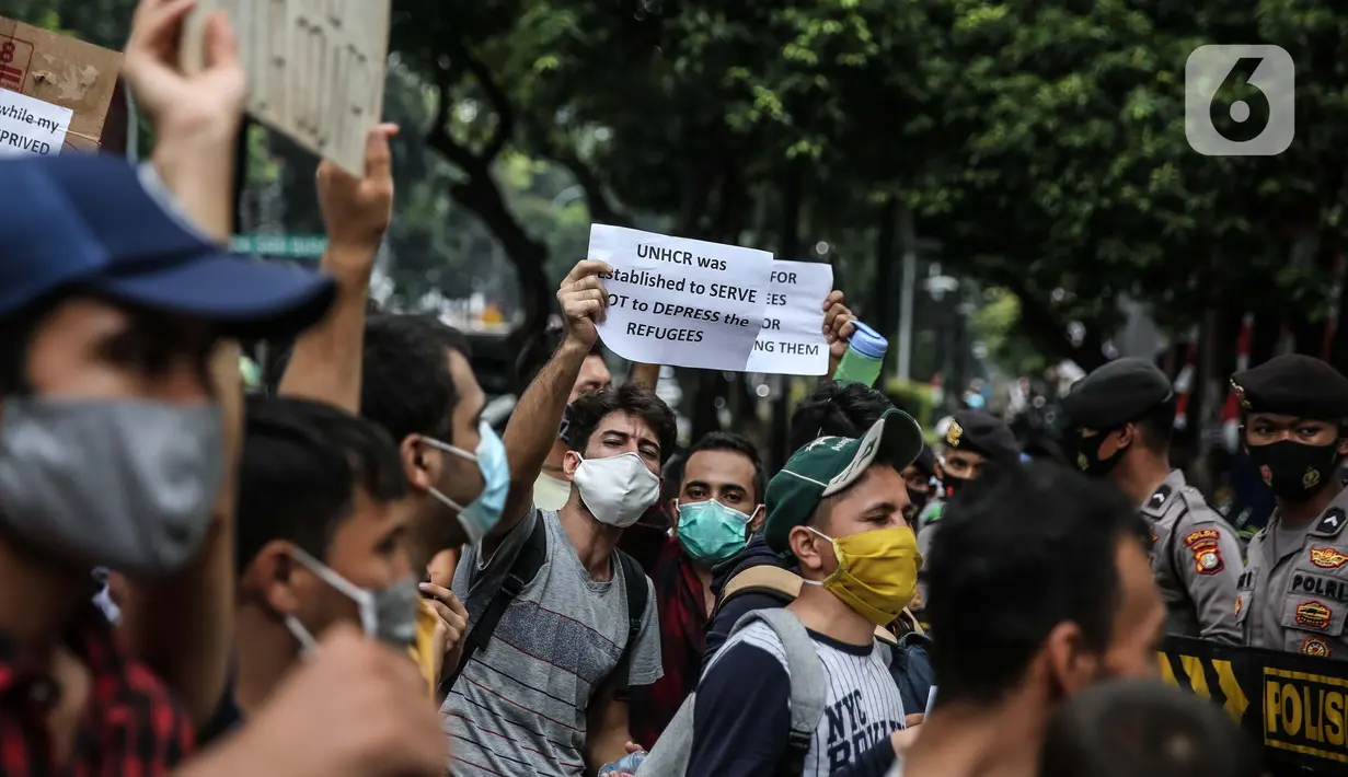 Para pencari suaka melakukan aksi unjuk rasa di depan kantor UNHCR, Jakarta, Selasa (18/8/2020). Dalam aksinya mereka meminta pertanggung jawaban dari UNHCR karena hingga saat ini banyak para pencari suaka tidak mendapatkan kejelasan akan nasibnya di Indonesia. (Liputan6.com/Faizal Fanani)