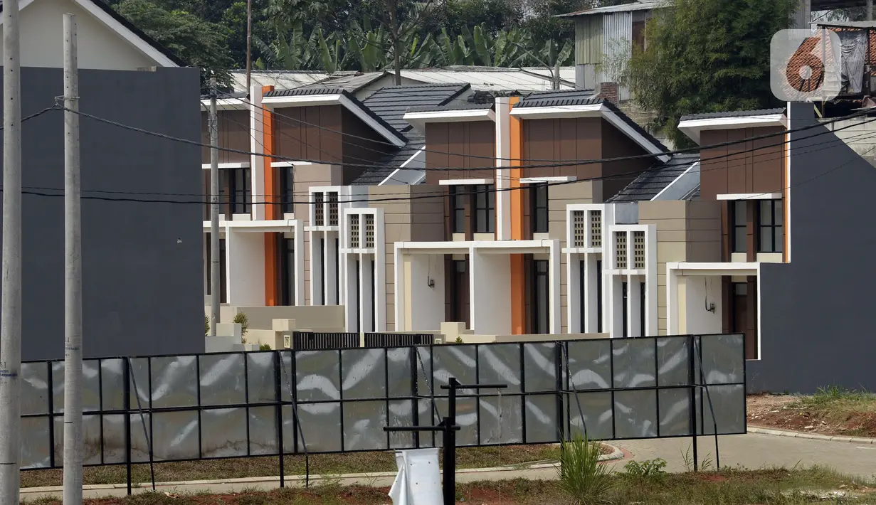 Pembangunan perumahan terhenti sementara akibat pandemi virus corona COVID-19, Pamulang, Tangerang Selatan, Banten, Senin (13/7/2020). Penjualan rumah baru siap huni mengalami penurunan hingga 50,5 persen dibandingkan dengan tahun sebelumnya. (merdeka.com/Dwi Narwoko)