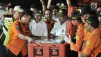 Menteri Perhubungan Budi Karya didampingi Kepala KNKT Soerjanto Tjahjono melihat Black Box atau kotak hitam pesawat Lion Air JT 610 di posko evakuasi JICT 2, Tanjung Priok, Jakarta, Kamis (1/11).  (Merdeka.com/Iqbal S. Nugroho)