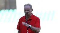 Alfred Riedl, Timnas Indonesia. (Bola.com/Nicklas Hanoatubun)