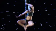 Peserta yang bernama Val Dubon beraksi saat kejuaran Pacific Pole 2017 di Convention Center di Los Angeles, California (8/4). Pole dance merupakan bentuk seni pertunjukan, secara historis terkait dengan klub strip dan klub malam. (AFP Photo/Mark Ralston)