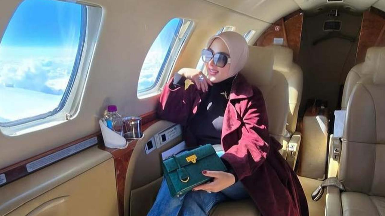 7 Potret Penampilan Glamor Syahrini Naik Private Jet Menuju Karpet Merah Festival Film Cannes 2025