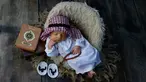 Seorang bayi yang baru lahir berpose saat menjalani sesi foto di Banda Aceh pada 18 November 2019. Merekam momen bayi baru lahir lewat fotografi belakangan sedang menjadi tren para orangtua baru di Indonesia. (Photo by CHAIDEER MAHYUDDIN / AFP)