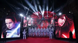 Pasukan Stormtroopers berpose di atas karpet merah selama Premiere Star Wars Eropa: Jedi Terakhir di Royal Albert Hall di London, Inggris (12/12). (AFP Photo/Daniel Leal-Olivas)