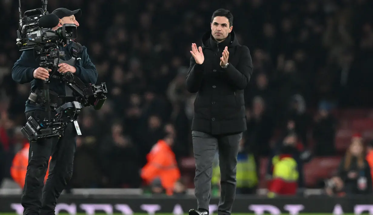 Mikel Arteta bertepuk tangan kepada para penggemar di lapangan setelah mengalahkan Manchester United pada pertandingan lanjutan Liga Inggris di Stadion Emirates di London (22/1/2023). The Gunners sejauh ini baru kalah sekali di Premier League, dan tim yang mengalahkan mereka adalah United. (AFP/Glyn Kirk)