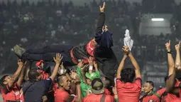 Para pemain mengangkat pelatih Persebaya, Alfredo Vera, usai mengalahkan PSMS pada laga final Liga 2 di Stadion GBLA, Bandung, Selasa (28/11/2017). PSMS kalah 2-3 dari Persebaya. (Bola.com/Vitalis Yogi Trisna)
