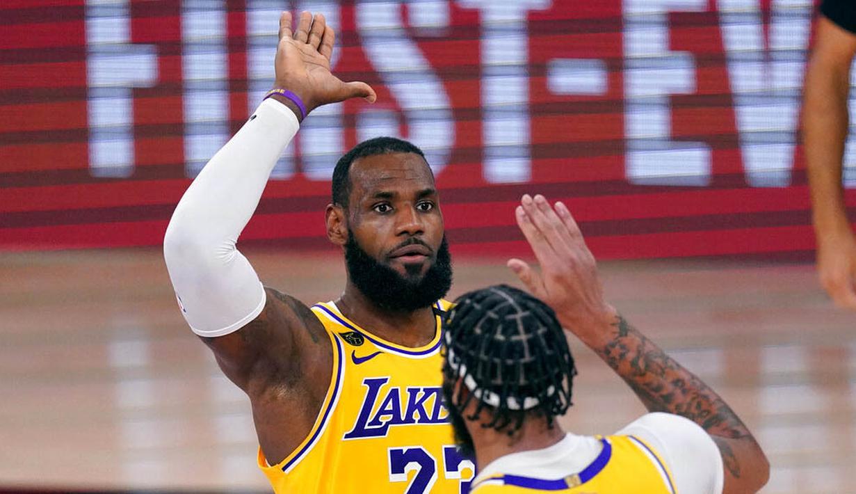 Pebasket Los Angeles Lakers, LeBron James dan Anthony Davis, melakukan selebrasi saat melawan Miami Heat pada gim pertama final NBA di Lake Buena Vista, Kamis (1/10/2020). Lakers menang dengan skor 116-98. (AP Photo/Mark J. Terrill)