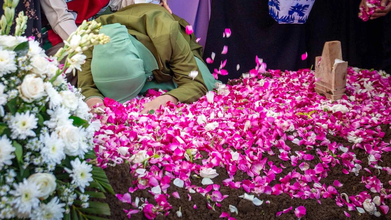 FOTO: Air Mata Keluarga Iringi Pemakaman Prajurit Penjaga Perdamaian