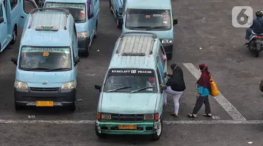 Penumpang menaiki angkutan kota di kawasan Jakarta, Minggu (4/9/2022). Organisasi Angkutan Darat (Organda) merespons kenaikan harga bahan bakar minyak (BBM). Kenaikan harga BBM berdampak pada operasional sehingga menyebabkan kenaikan tarif angkutan umum. Kenaikan tarif tersebut kisaran 25 persen sampai dengan 35 persen. (Liputan6.com/Angga Yuniar)