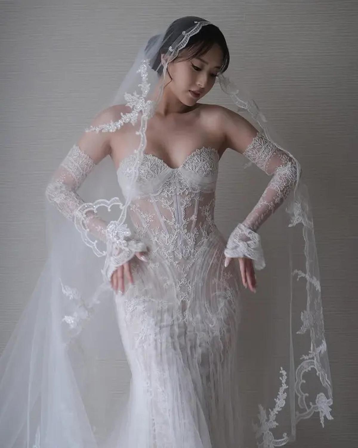 6 Potret Gaun Pengantin Mewah Nita Vior Saat Pemberkatan-Resepsi Pernikahan, Usung Konsep Internasional Serba Putih