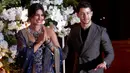 Pasangan aktris Bollywood Priyanka Chopra dan musisi Nick Jonas menyapa fotografer saat resepsi pernikahan mereka di Mumbai, Rabu (19/12). Resepsi kedua Priyanka Chopra dan Nick Jonas digelar dua minggu setelah resepsi yang pertama. (AP/Rajanish Kakade)