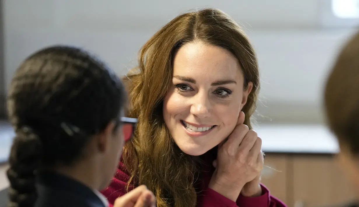 Kate Middleton, Duchess of Cambridge, berinteraksi dengan siswa selama kunjungan ke Nower Hill High School di Harrow, London utara (24/11/2021). Ia mengikuti pelajaran sains yang mempelajari ilmu saraf dan pentingnya perkembangan anak usia dini bersama para siswa. (AFP/Pool/Kirsty Wigglesworth)