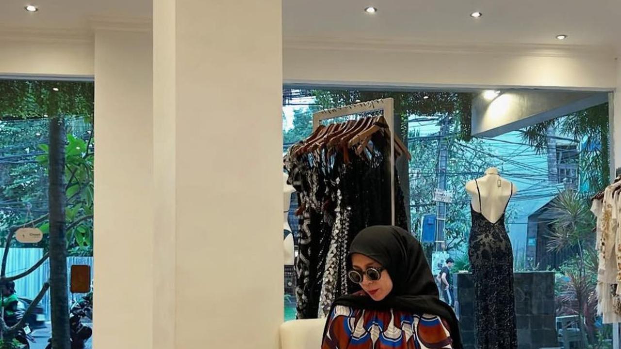 Pesona Melly Goeslaw di Usia 51 Tahun, Netizen Terpukau dengan Gaya Modisnya