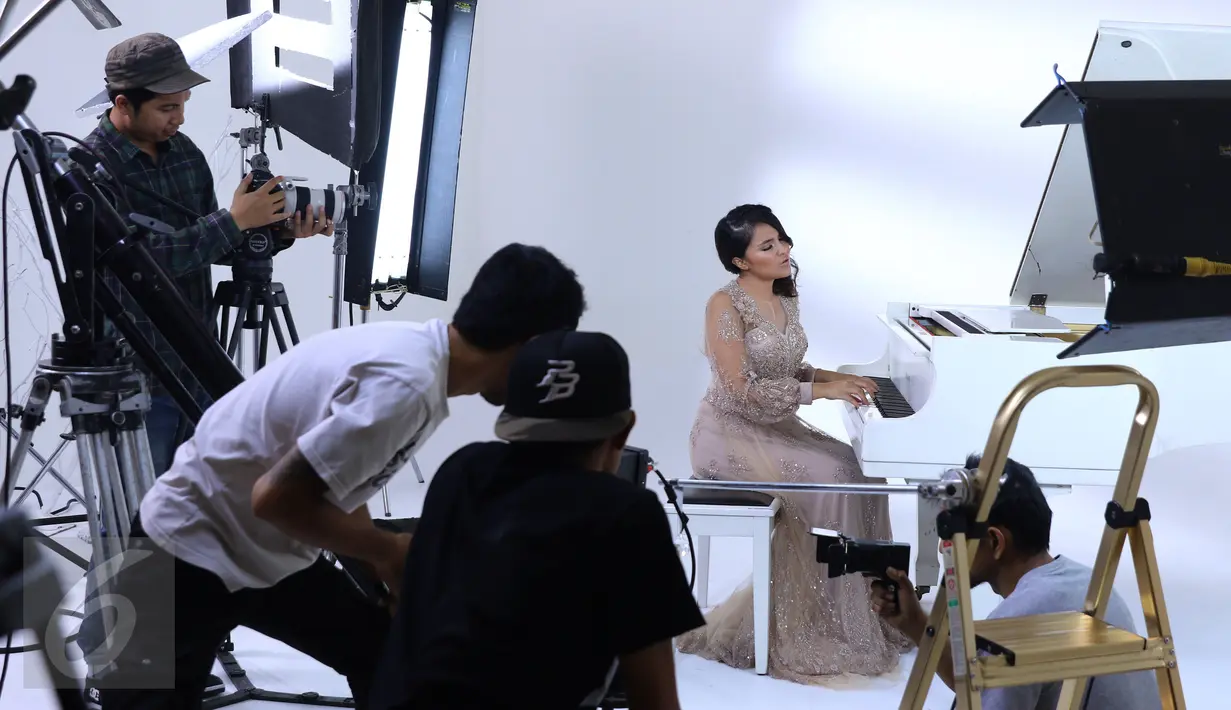 Proses pembuatan video klip dengan single berjudul Sienna di kawasan Kemanggisan, Jakarta, Rabu (4/1). Lagu Sienna dibuat sendiri oleh Marshanda untuk anaknya, Nesyana Ayu Nabila. (Liputan6.com/Herman Zakharia)