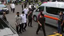 Menteri Koordinator Bidang Pembangunan Manusia dan Kebudayaan Muhadjir Effendy, Menteri Koperasi dan UKM Teten Masduki turut menghadiri penjemputan jenazah putra Ridwan Kamil, Emmeril Kahn Mumtadz atau Eril di bandara Soetta, Tangerang Minggu (12/6/2022).  (Liputan6.com/Angga Yuniar)