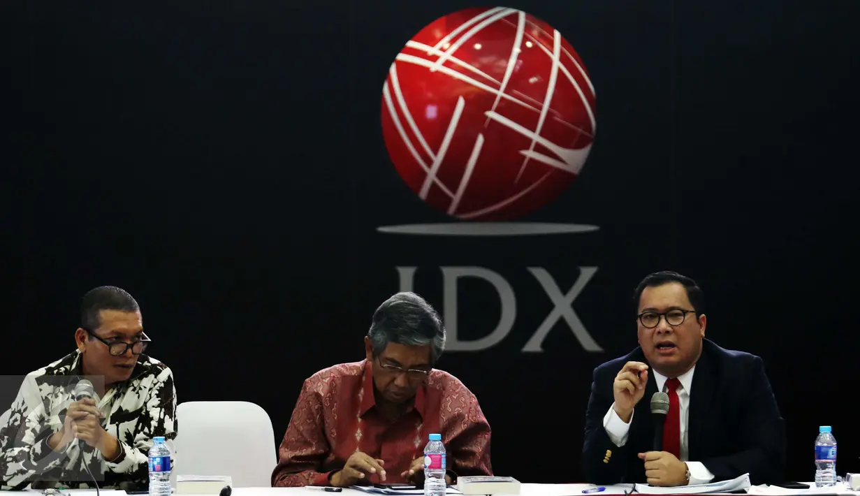 Moderator acara, Eko B Supriyanto, Wakil Menteri Keuangan Mardiasmo dan Wakil Ketua KEIN Arif Budimanta dalam bedah dan peluncuran buku "Menuju Ketangguhan Ekonomi Sumbang Saran 100 Ekonom Indonesia" di Jakarta, Selasa (4/4). (Liputan6.com/Angga Yuniar)