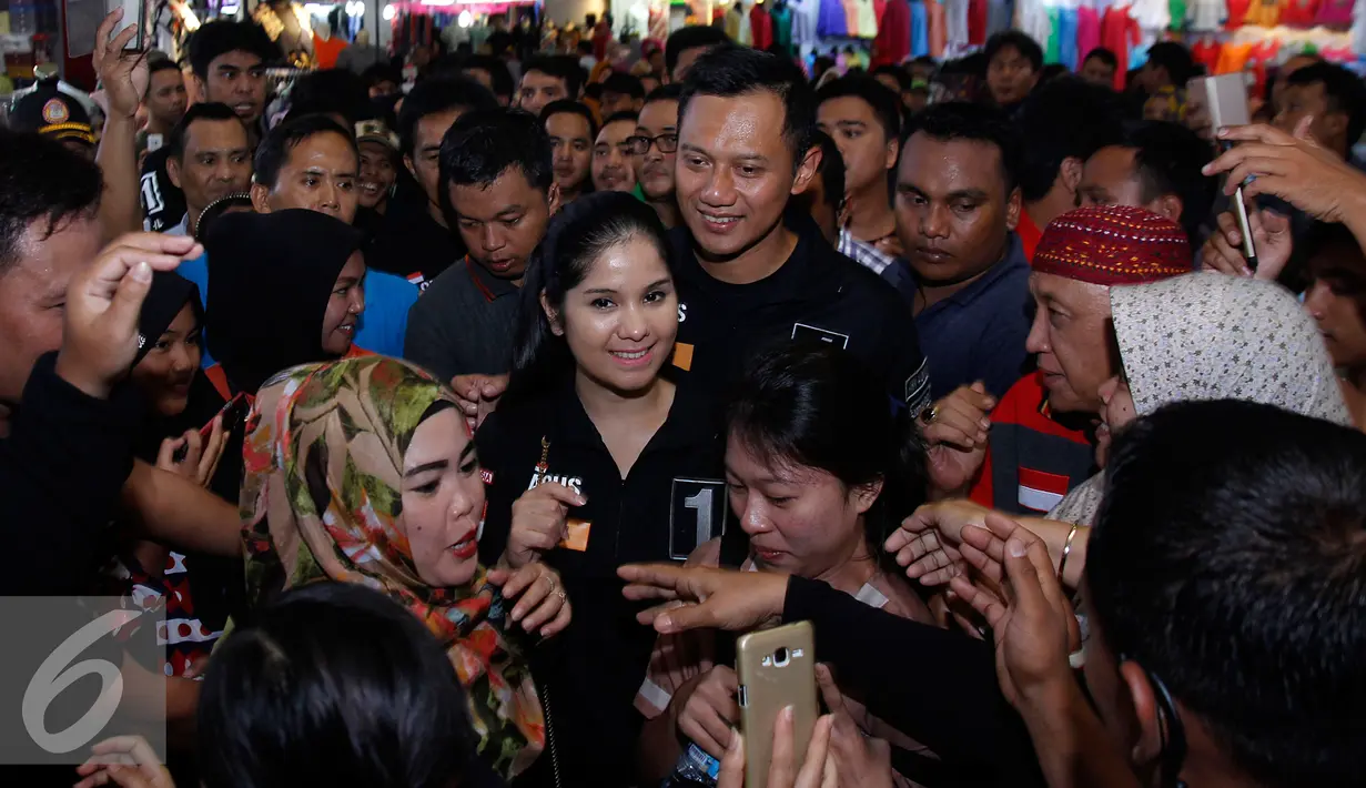 Calon Gubernur Jakarta Nomer Urut 1 Agus Harimurti Yudhoyono didampingi istrinya Annisa Pohan saat melakukan kampanye mengunjungi Pasar Tanah Abang, Jakarta, Kamis (1/12). (Liputan6.com/Johan Tallo)